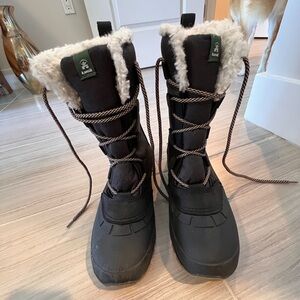 Kamik snow boots in size 9.